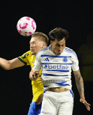 O zagueiro do Palmeiras disputa a bola no ar com o atacante do Cruzeiro durante partida entre as equipes