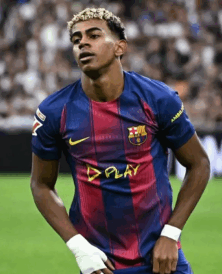 Atacante Lamine Yamal, do Barcelona, ajoelhado em campo durante partida contra o Real Madrid