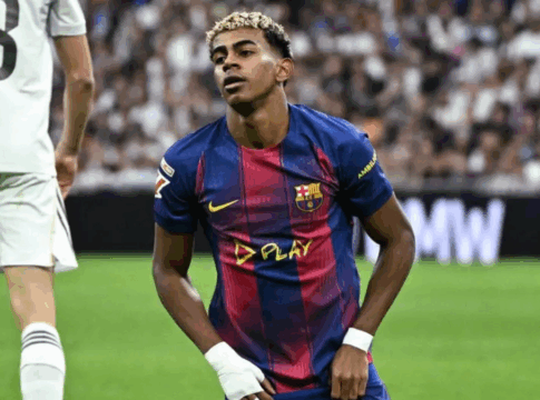 Atacante Lamine Yamal, do Barcelona, ajoelhado em campo durante partida contra o Real Madrid