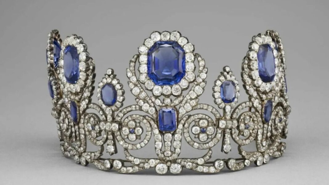 Coroa valiosa roubada do Museu do Louvre
