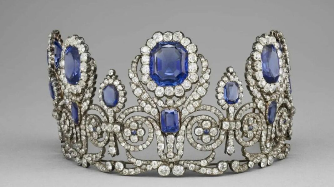 Coroa valiosa roubada do Museu do Louvre