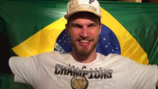 o ex-pivô Tiago Splitter, que assumirá o comando do Portland Trail Blazers, comemorando o título que venceu com o San Antonio Spurs em 2014