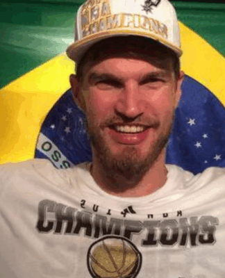 o ex-pivô Tiago Splitter, que assumirá o comando do Portland Trail Blazers, comemorando o título que venceu com o San Antonio Spurs em 2014