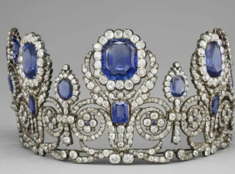 Coroa valiosa roubada do Museu do Louvre