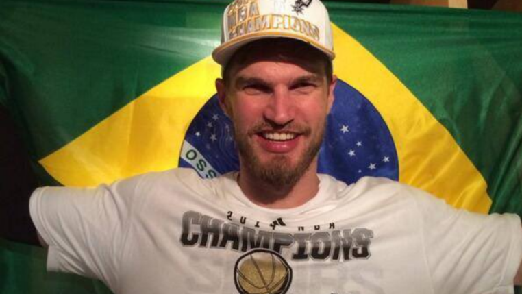 o ex-pivô Tiago Splitter, que assumirá o comando do Portland Trail Blazers, comemorando o título que venceu com o San Antonio Spurs em 2014