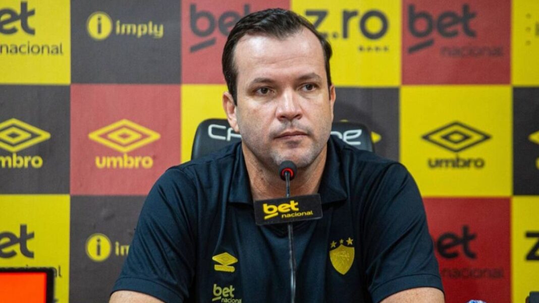 Daniel Paulista em coletiva no Sport