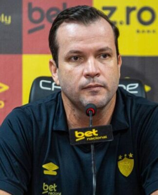 Daniel Paulista em coletiva no Sport