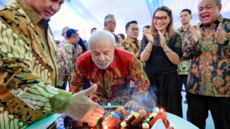 O presidente Lula assopra velinhas na Indonésia, em razão do seu aniversário de 80 anos.