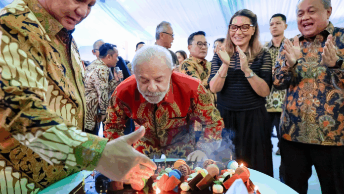 O presidente Lula assopra velinhas na Indonésia, em razão do seu aniversário de 80 anos.