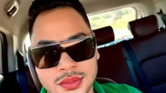 Foto do influenciador Rei do Fuá; homem de óculos escuros dentro do carro