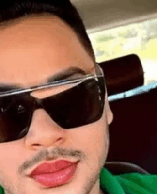 Foto do influenciador Rei do Fuá; homem de óculos escuros dentro do carro