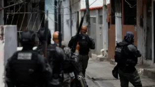 Foto tirada logo atrás de policiais durante ação em uma favela