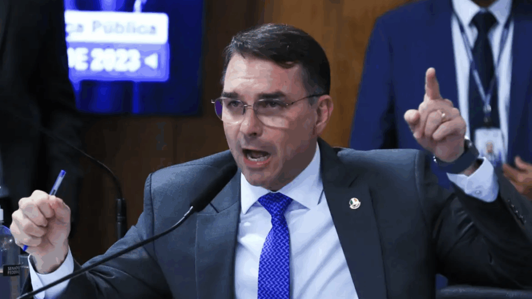 Senador Flávio Bolsonaro (PL-RJ) fala durante sessão em uma comissão do Senado Federal