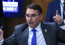 Senador Flávio Bolsonaro (PL-RJ) fala durante sessão em uma comissão do Senado Federal