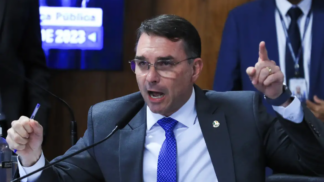 Senador Flávio Bolsonaro (PL-RJ) fala durante sessão em uma comissão do Senado Federal
