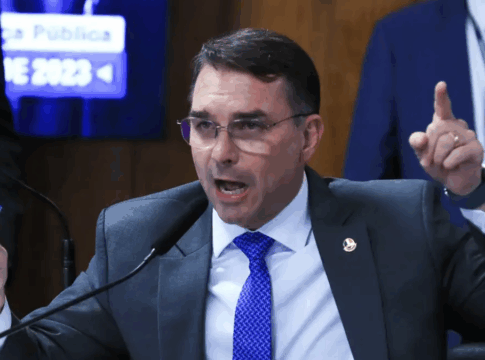 Senador Flávio Bolsonaro (PL-RJ) fala durante sessão em uma comissão do Senado Federal