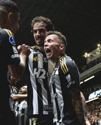 Arana, Igor Gomes e Bernard celebram o gol do Atlético-MG