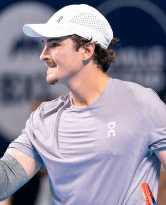 João Fonseca comemora a vitória contra o canadense Denis Shapovalov pelo ATP 500 da Basileia