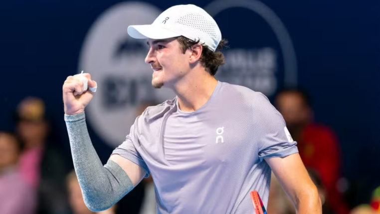 João Fonseca comemora a vitória contra o canadense Denis Shapovalov pelo ATP 500 da Basileia