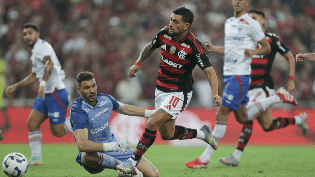 De Arrascaeta (Flamengo) chutando a bola para o gol contra o Fortaleza