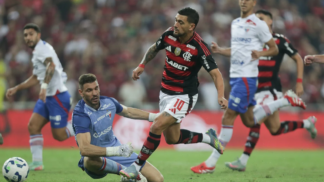 De Arrascaeta (Flamengo) chutando a bola para o gol contra o Fortaleza