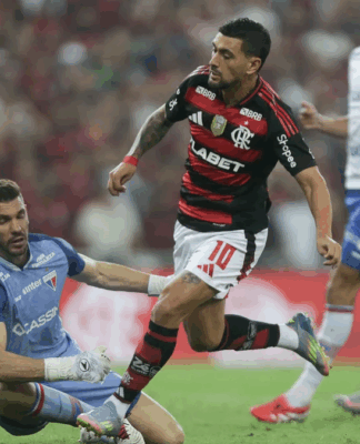De Arrascaeta (Flamengo) chutando a bola para o gol contra o Fortaleza