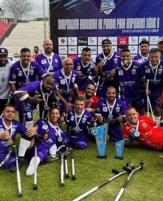 Time do Igafel-Guarulhos-Mamonas Futebol para Amputados posa para foto após a conquista do Campeonato Brasileiro de Futebol para Amputados – Série B.