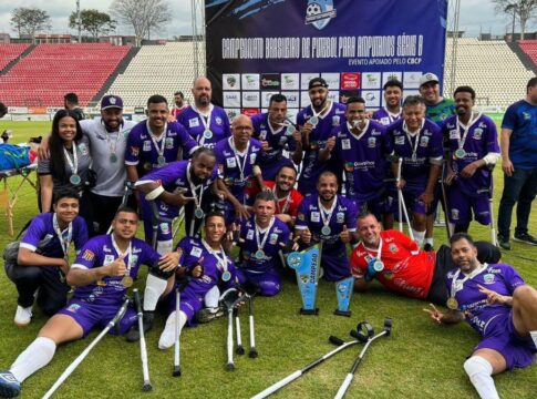 Time do Igafel-Guarulhos-Mamonas Futebol para Amputados posa para foto após a conquista do Campeonato Brasileiro de Futebol para Amputados – Série B.