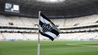 Bandeira de escanteio contendo o escudo do Atlético-MG