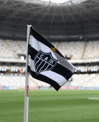Bandeira de escanteio contendo o escudo do Atlético-MG