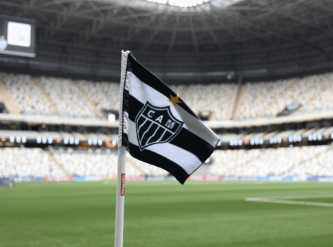 Bandeira de escanteio contendo o escudo do Atlético-MG