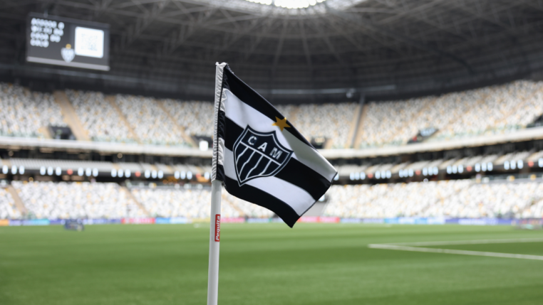 Bandeira de escanteio contendo o escudo do Atlético-MG