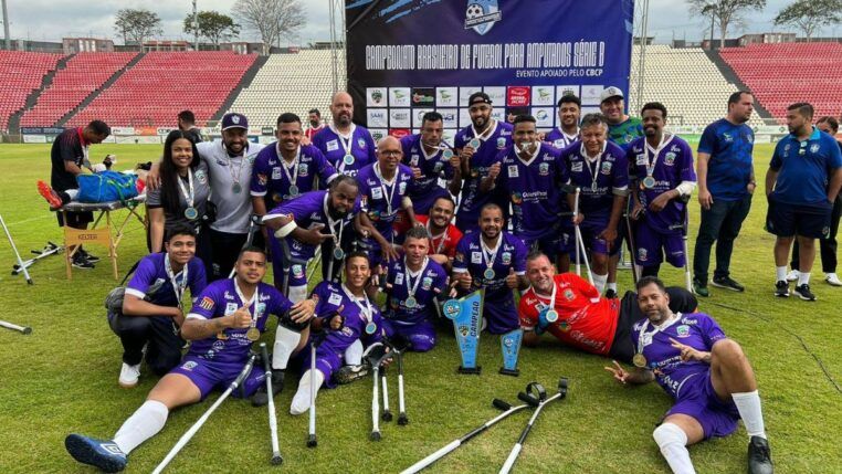 Time do Igafel-Guarulhos-Mamonas Futebol para Amputados posa para foto após a conquista do Campeonato Brasileiro de Futebol para Amputados – Série B.