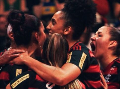 Time de vôlei do Sesc Flamengo comemorando a vitória