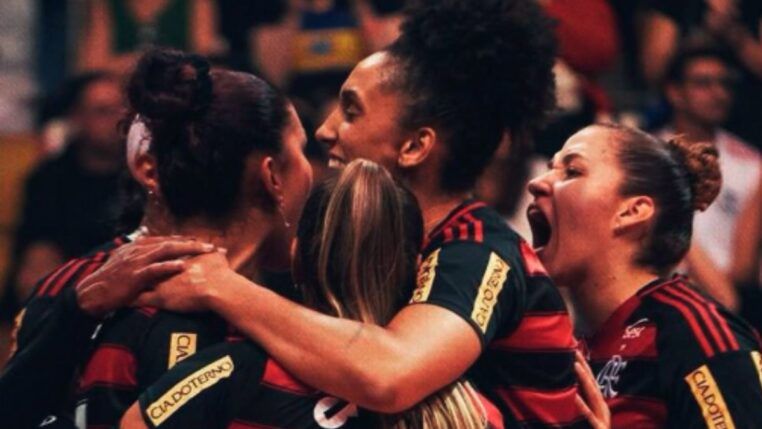 Time de vôlei do Sesc Flamengo comemorando a vitória