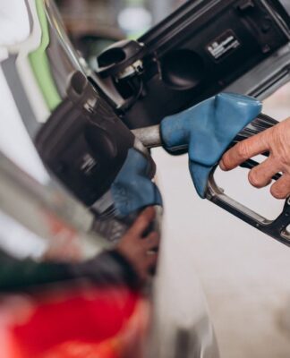 Pessoa abastecendo o carro