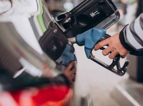 Pessoa abastecendo o carro