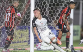 o jogador Charles, do Corinthians, comemorando o gol que deu o triunfo à sua equipe contra o Vitória
