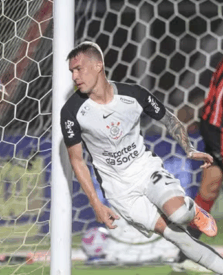 o jogador Charles, do Corinthians, comemorando o gol que deu o triunfo à sua equipe contra o Vitória
