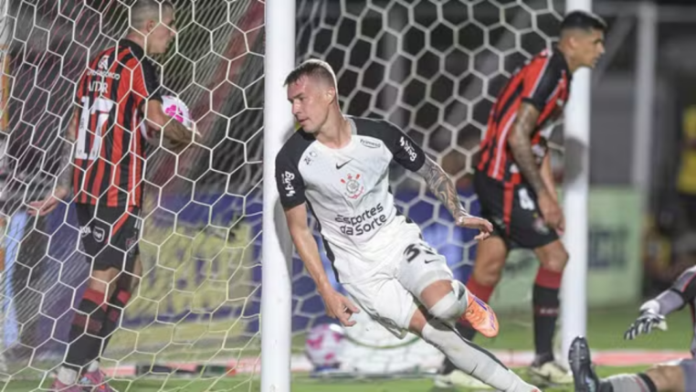 o jogador Charles, do Corinthians, comemorando o gol que deu o triunfo à sua equipe contra o Vitória