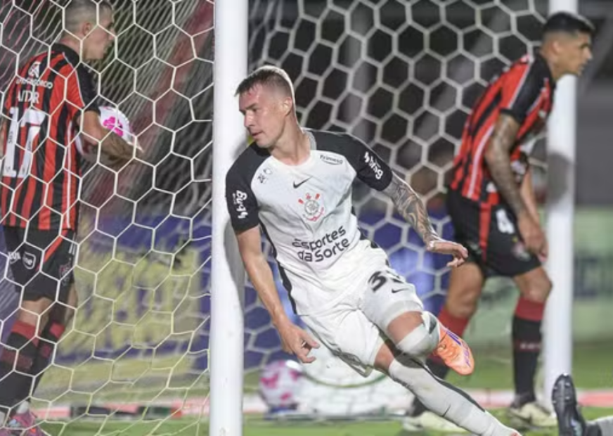 o jogador Charles, do Corinthians, comemorando o gol que deu o triunfo à sua equipe contra o Vitória