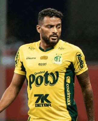 Reinaldo, lateral esquerdo do Mirassol, em campo