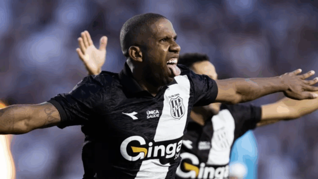 Jogador Toró, da Ponte Preta, comemora seu gol na final da Série C, contra o Londrina