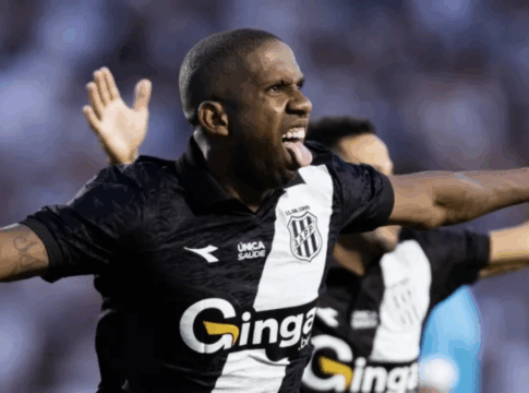 Jogador Toró, da Ponte Preta, comemora seu gol na final da Série C, contra o Londrina