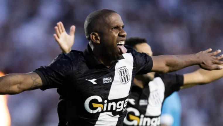 Jogador Toró, da Ponte Preta, comemora seu gol na final da Série C, contra o Londrina