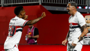 O atacante Luciano comemora o gol que abriu o placar para o São Paulo na vitória diante do Bahia.