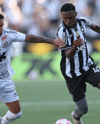 Jogadores de Santos e Botafogo disputam a bola durante a partida