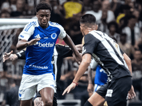 Árbitro de clássico mineiro erra expulsão, confunde cartão e jogo é marcado por polêmicas