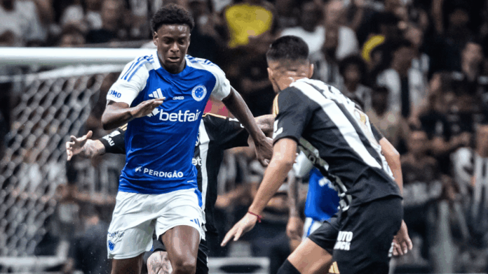 Árbitro de clássico mineiro erra expulsão, confunde cartão e jogo é marcado por polêmicas