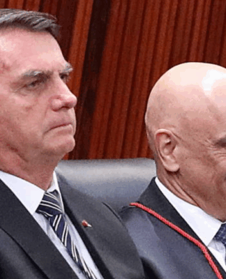 Jair Bolsonaro, então presidente da República, participa da cerimônio de posse do minitro Alexandre de Moraes como presidente do TSE